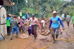 Cepat dan tanggap, anggota Polsek Ngantang bersihkan material sisa banjir bandang