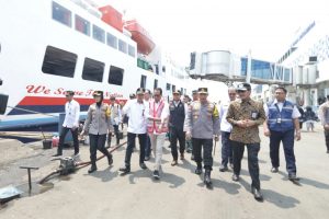 Kapolri Tinjau Pelabuhan Tanjungperak, Pastikan Pemudik Aman dan Nyaman