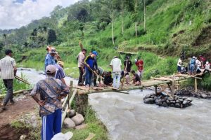 Salut, Sinergitas TNI Polri Situbondo Bantu Warga Perbaiki Jembatan Rusak Akibat Banjir