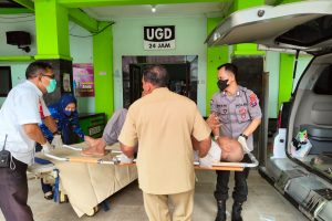 Peduli Sesama Pak Bhabin di Blitar Sigap Tolong Lansia Terlantar