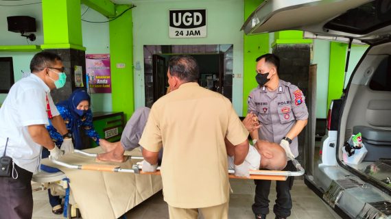Peduli Sesama Pak Bhabin di Blitar Sigap Tolong Lansia Terlantar