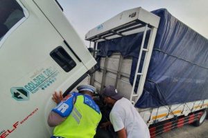 Salut, Anggota PJR Polda Jatim Jadi Montir Dadakan Saat Lihat Truk Mogok di Tol