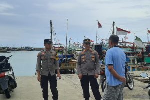 Polisi RW di Tuban Sambang Nelayan, Beri Himbauan Warga Pesisir Waspadai Kondisi Cuaca