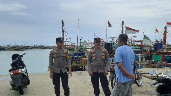 Polisi RW di Tuban Sambang Nelayan, Beri Himbauan Warga Pesisir Waspadai Kondisi Cuaca