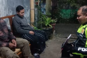 Tak Kenal Waktu Polisi RW Polres Batu turun ke masyarakat dalam memberikan himbauan kamtibmas
