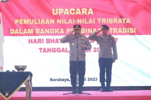 Kapolda Jatim Pimpin Upacara Pemuliaan Nilai Luhur Tribrata Pataka Polda Jatim “Tan Hana Dharma Mangrwa”