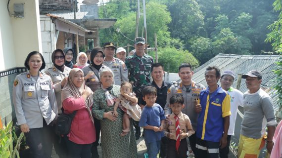 Hari Bhayangkara ke -77, Polresta Malang Kota Bedah 3 Rumah Warga di Sukun