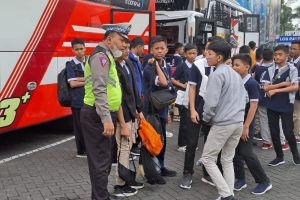 Edukasi para  pengunjung, Unit Kamsel Sat Lantas berpesan agar selalu berhati hati dalam beraktivitas di Tempat wisata