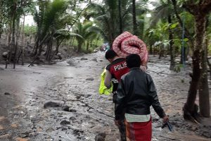 Polres Lumajang Terjunkan Personel Bantu Evakuasi Korban Bencana Banjir Lahar Dingin Gunung Semeru