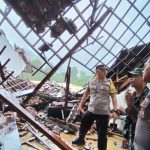 Tanggap Bencana, Polisi Bantu Evakuasi Korban Banjir dan Tanah Longsor di Malang