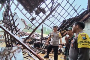 Tanggap Bencana, Polisi Bantu Evakuasi Korban Banjir dan Tanah Longsor di Malang