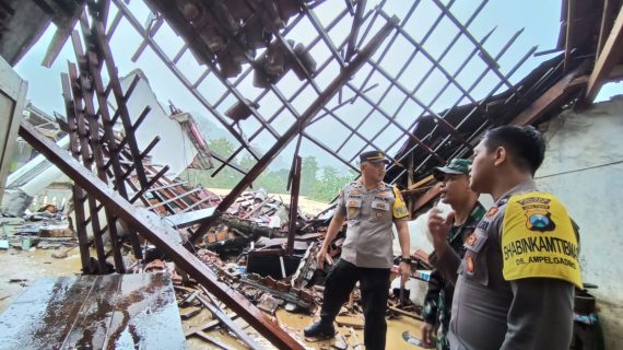Tanggap Bencana, Polisi Bantu Evakuasi Korban Banjir dan Tanah Longsor di Malang