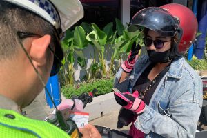 Bagikan Brosur kepada pengguna jalan, Kasat Lantas berharap masyarakat tetap atuhi aturan berlalu lintas