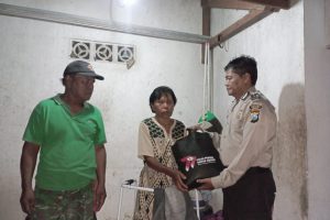 Polisi Salurkan Bantuan Sembako Kepada Korban Bencana Alam di Malang