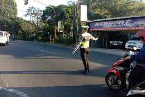 Awali Senin Pagi, Sat lantas berikan pelayanan prima pada masyarakat