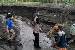 Polres Malang Distribusikan Bantuan Untuk Warga Terdampak Banjir Lahar Dingin