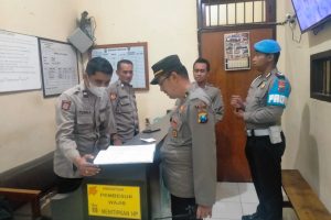 Perwira Siaga bersama Anggota Sat Tahti laksanakan pengecekan tahanan