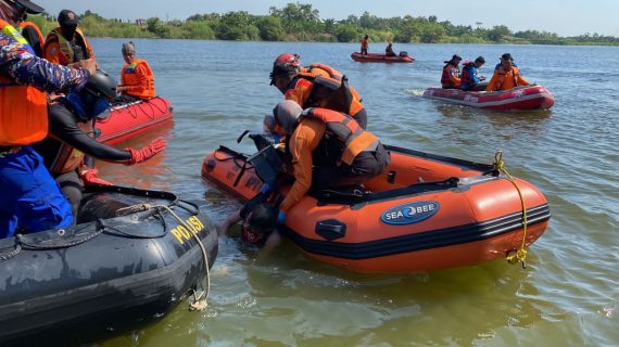 Polres Lamongan Bersama Tim SAR Gabungan Berhasil Evakuasi 3 Korban Perahu Tenggelam di Bengawan Solo