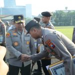 Dinilai Berprestasi Kapolda Jatim Beri Penghargaan Kepada 151 Personel