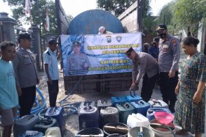 Polres Bojonegoro Kembali Salurkan Bantuan Ribuan Liter Air Bersih untuk Warga