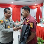 Kapolda Jatim Beri Penghargaan Dua Anggota Polres Bangkalan