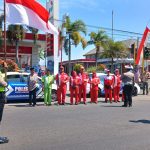 Hormat Bendera Merah Putih, Seluruh Pengendara di Bondowoso Berhenti Saat Detik – Detik Proklamasi
