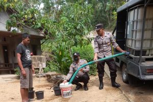 Patroli Sambang Tirta Polres Trenggalek Wujudkan Polisi Peduli Atasi Dampak Kemarau