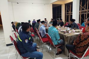 Bhabinkamibmas Desa Sumberejo Batu mengikuti rapat, pasca penutupan TPA Tlekung