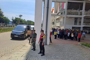 Bhabinkamtibmas melaksanakan pengamanan VIP kunjungan Komisi V DPR RI ke Pasar Induk Batu