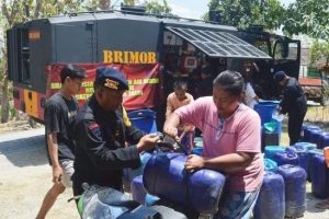 Gunakan Water Cannon Satuan Brimob Polda Jatim Kirim Air Bersih Untuk Warga Ponorogo