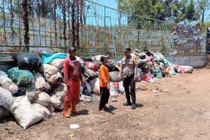 Bhabinkamtibmas Kel Sisir ajak masyarakat manfaatkan TPS3R untuk kelola sampah sementara dampak ditutupnya TPA Tlekung