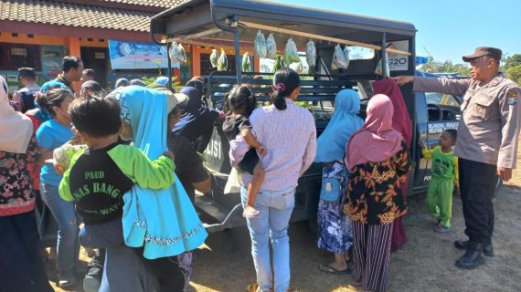 Jumat Curhat dan Berkah, Polisi di Kediri Berbagi Sayuran