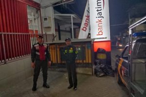 Dialog dengan warga, Anggota Polres Batu berikan edukasi terkait keamanan lingkungan di malam hari