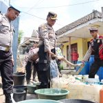 Menggunakan Water Cannon Polisi Kembali Distribusikan Air Bersih Untuk Warga di Lumajang