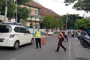 Pastikan Arus Lalu Lintas Lancar Saat di Pagi Hari, Anggota Satlantas Polres Batu Secara Rutin Menempati 31 Simpul Rawan Macet