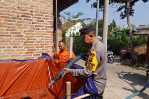 Tangani Dampak Kemarau Panjang Polisi dan BPBD Kota Blitar Rutin Droping Air Bersih Bantu Warga