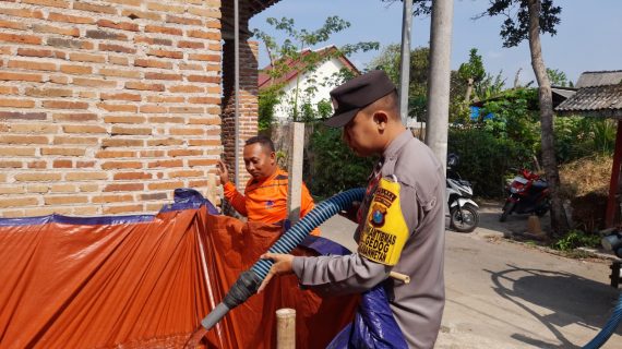 Tangani Dampak Kemarau Panjang Polisi dan BPBD Kota Blitar Rutin Droping Air Bersih Bantu Warga