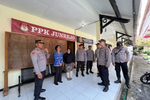 Selain Patroli di Tempat Wisata, Anggota Polres Batu laksanakan patroli di kantor Obyek vital dalam rangka OMB