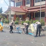 Peduli Lingkungan Polisi Bersihkan Sampah Usai Aksi Demo di Kantor DPRD Situbondo