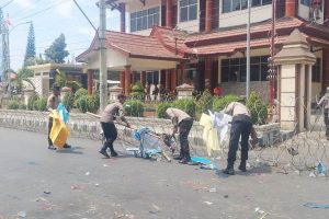 Peduli Lingkungan Polisi Bersihkan Sampah Usai Aksi Demo di Kantor DPRD Situbondo
