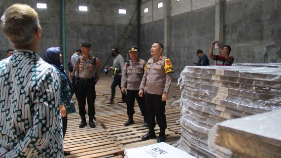 Pastikan Logistik Pemilu 2024  Aman, Kapolres Kediri Kota Cek Gudang KPU