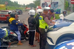 Tertibkan Pengendara Polres Bangkalan Lakukan Tilang Manual