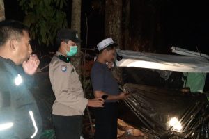 Gercep, Polisi Evakuasi Seorang Kakek yang Tinggal di Tengah Hutan Pinus Bondowoso
