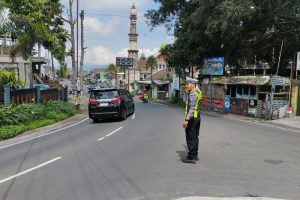 Tekan Angka Kemacetan, Satlantas Polres Batu Sigap Lakukan Pengaturan Arus Lalin
