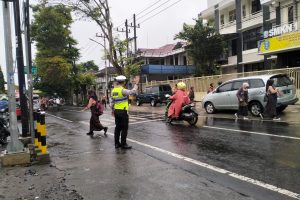 Atasi Kemacetan Arus Lalin, Satlantas Polres Batu Laksanakan Pengaturan