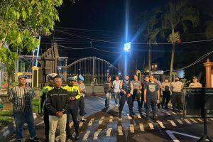 Personil Piket Fungsi Polres Batu Tegak Lurus Amankan Mako Polres Batu