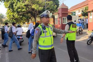 Bantu Penyebrangan Pagi Hari, Sat Lantas Polres Batu Berikan Pelayanan Poros Pagi