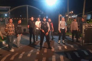 Personil Polres Batu Lakukan Siaga di Mapolres Batu Wujudkan Situasi Kondusif