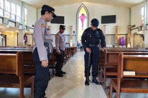 Jamin Keamanan Ibadah Umat Nasrani di Jumat Agung Satbrimob Polda Jatim Sterilisasi Gereja