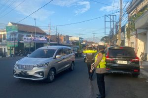 Tingkatkan Standart Arus Lalin Mancarli, Satlantas Polres Batu Amankan dan Gatur Persimpangan Jalan